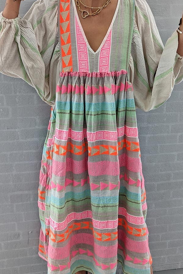 CM | Vestido midi de rayas rosas con llave griega y collar naranja