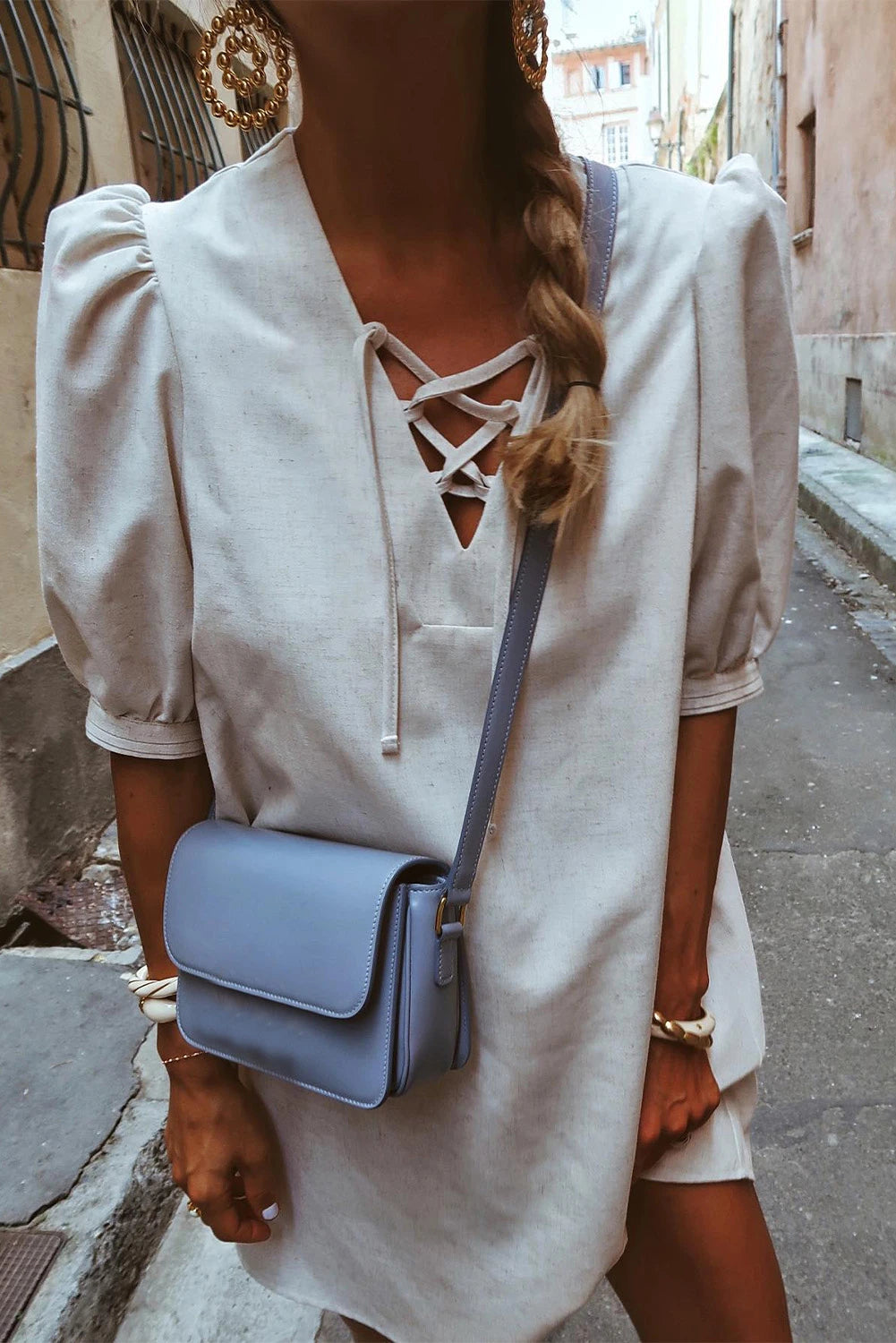 CM | Vestido corto de encaje beige con cuello en V y manga burbuja