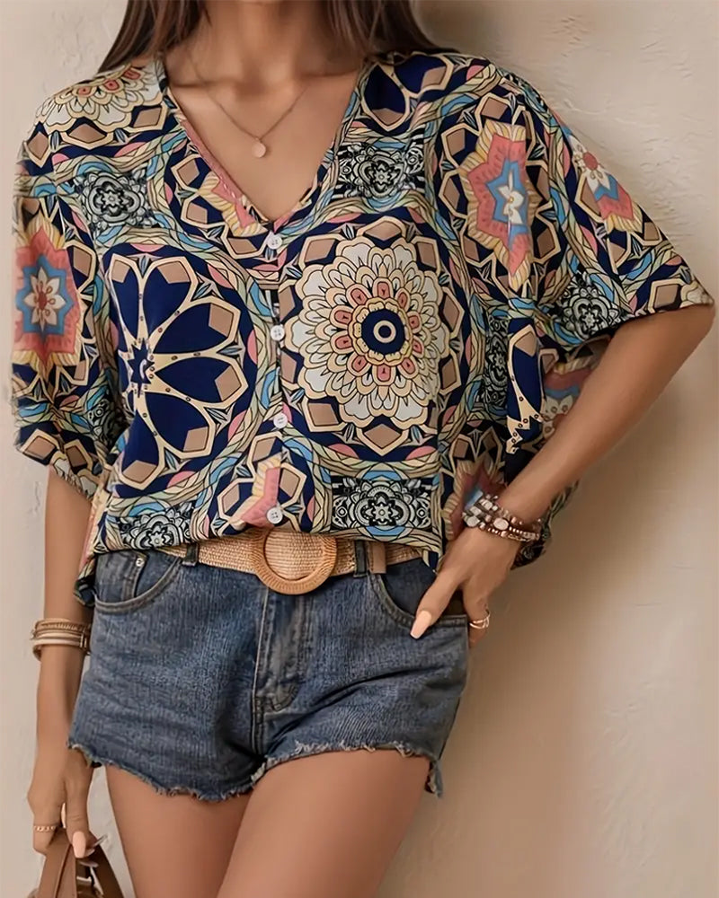 CM | Blusa abotonada de media manga con cuello de pico y estampado retro