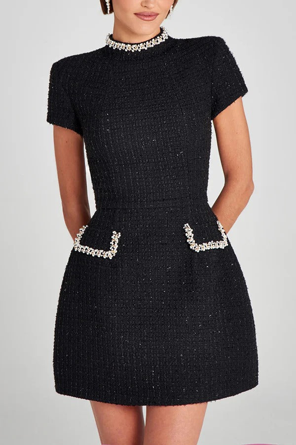 CM | Exquisito y juguetón minivestido de manga corta con bolsillos en tejido de tweed con cuentas