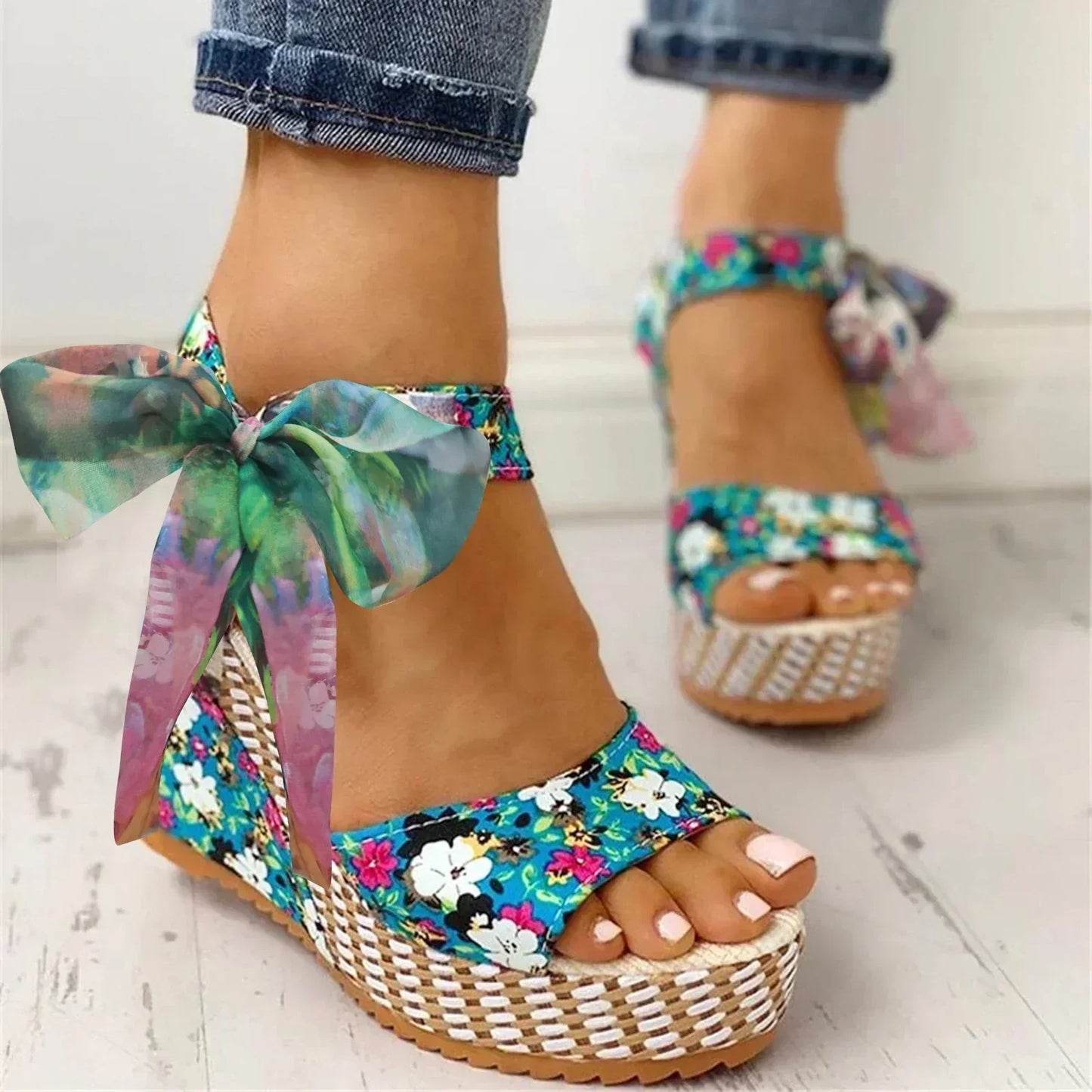CM | | Sandalias con tacón de cuña y estampado floral