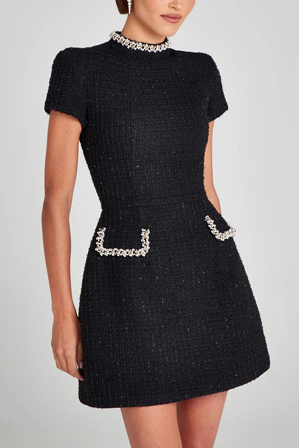 CM | Exquisito y juguetón minivestido de manga corta con bolsillos en tejido de tweed con cuentas