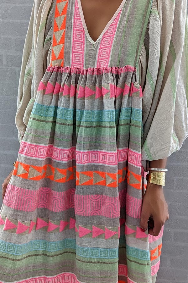 CM | Vestido midi de rayas rosas con llave griega y collar naranja