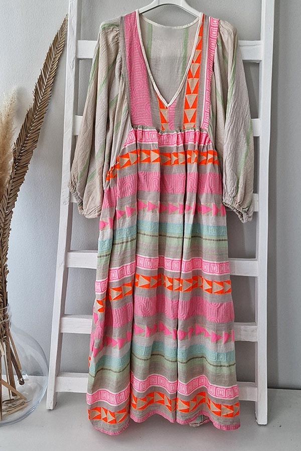 CM | Vestido midi de rayas rosas con llave griega y collar naranja