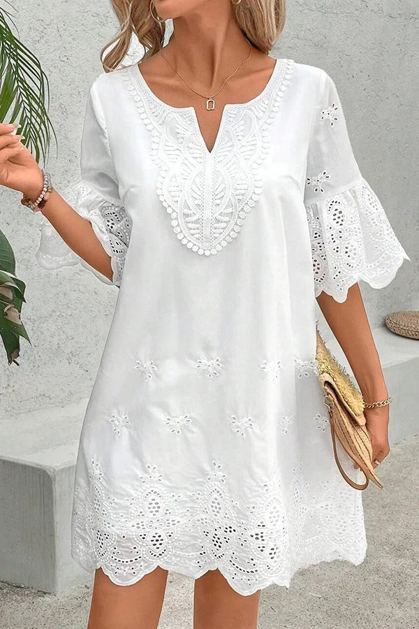 CM | Color sólido hueco bordado casual encaje cuello en v mini vestido