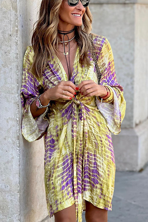 CM | Take Me Away Minivestido con cintura de corbata y estampado Tie Dye
