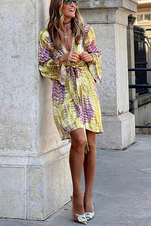 CM | Take Me Away Minivestido con cintura de corbata y estampado Tie Dye