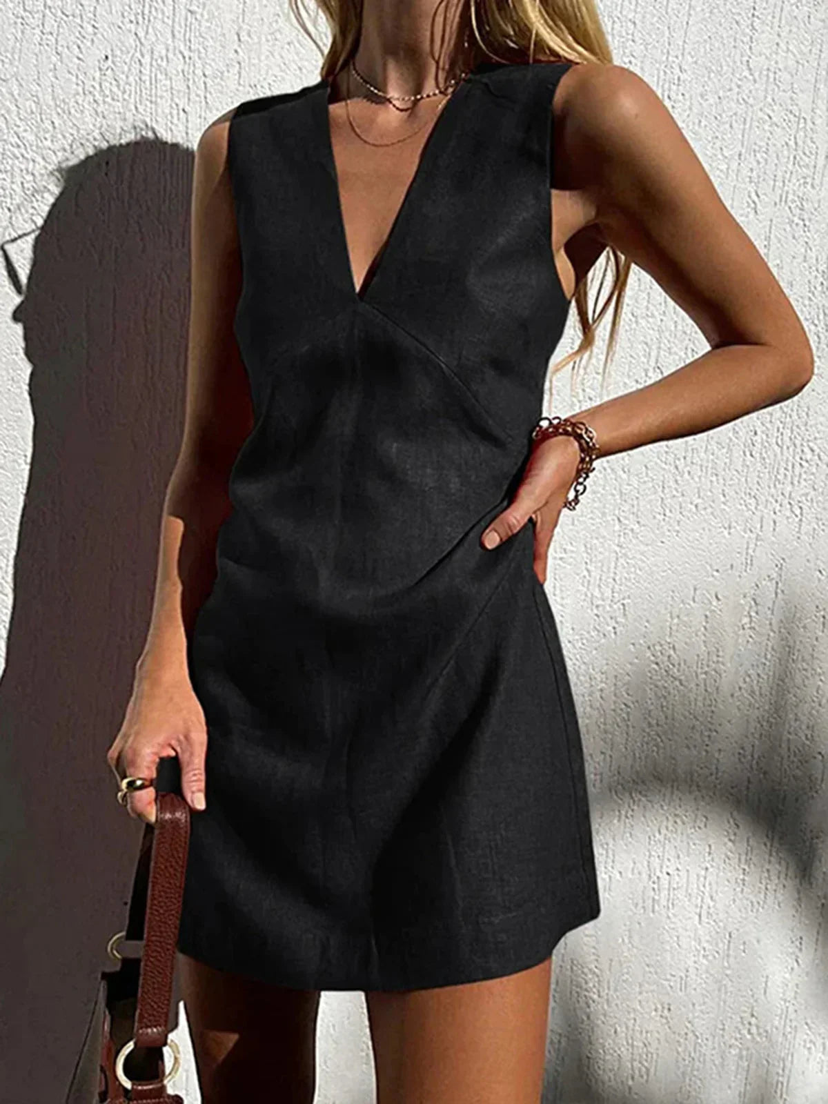 CM | Vestido corto con escote en V