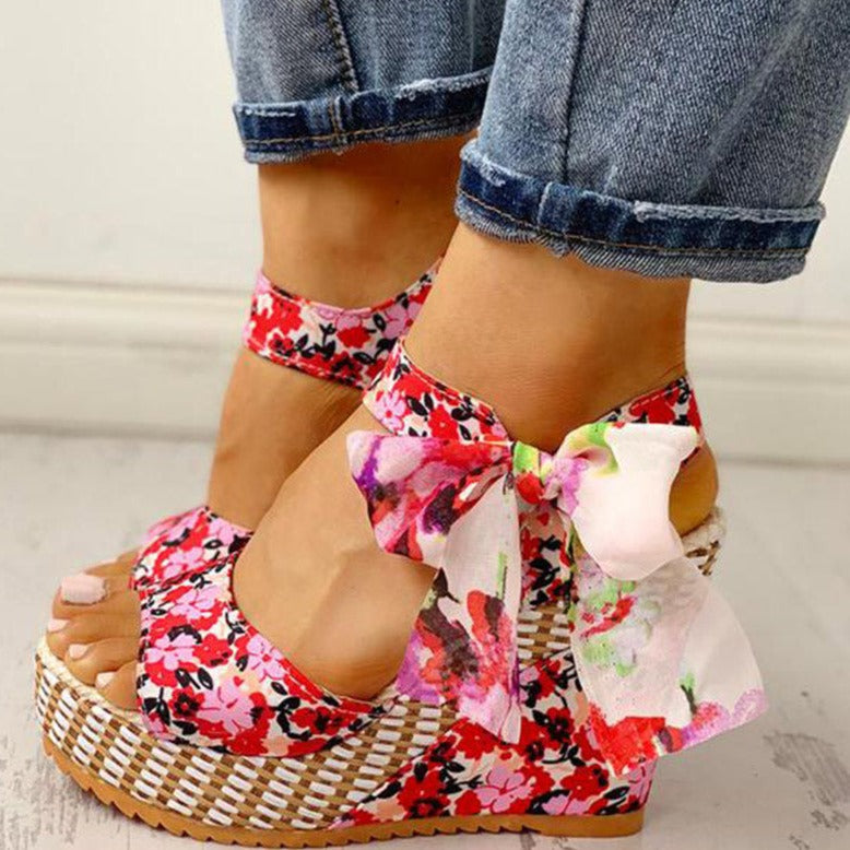 CM | | Sandalias con tacón de cuña y estampado floral