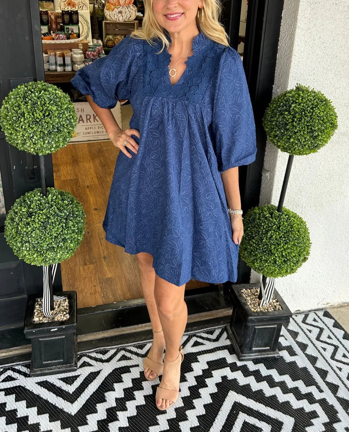 CM | Vestido corto de jacquard con mangas abullonadas