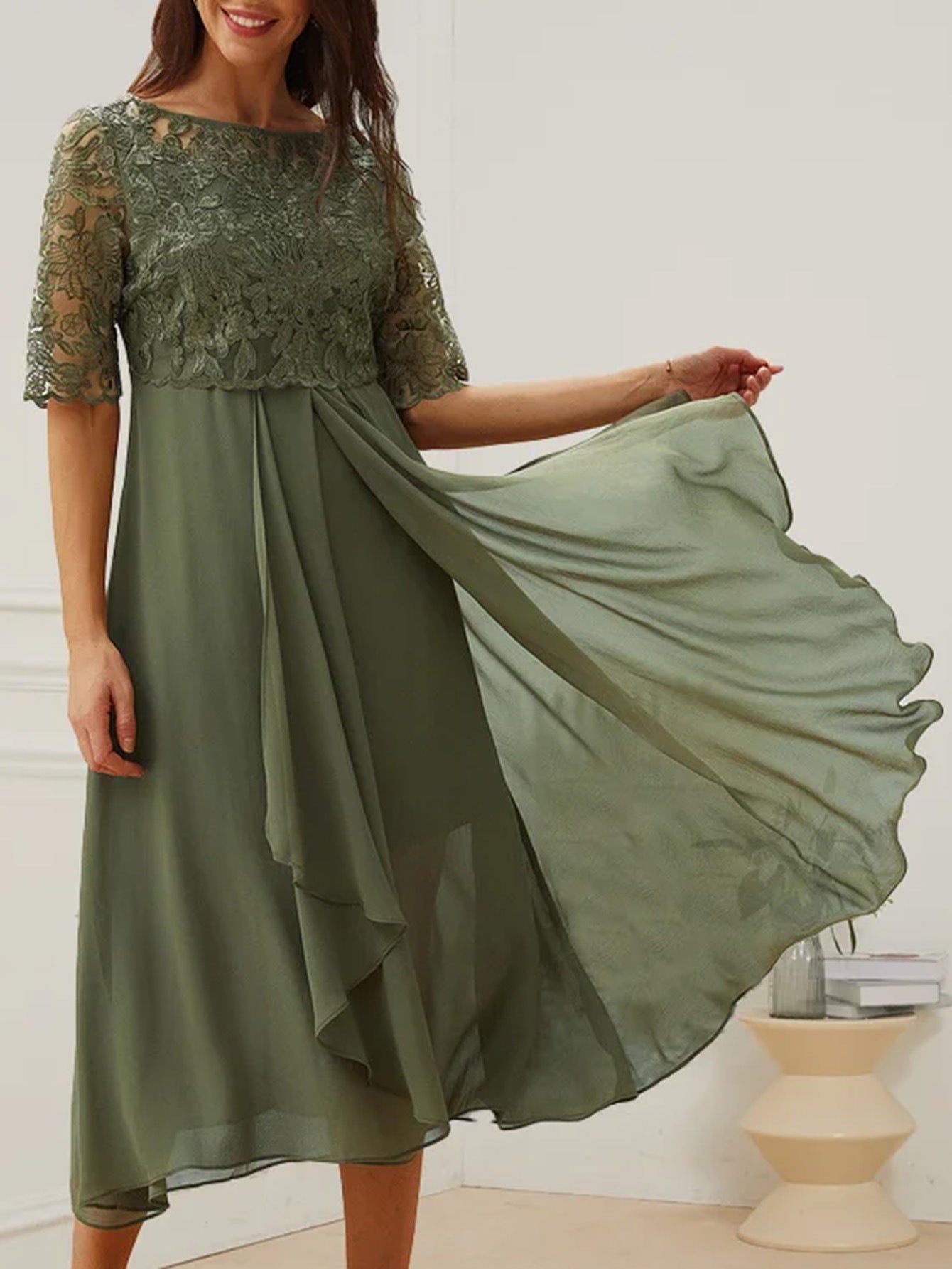 CM | Elegante vestido midi de encaje