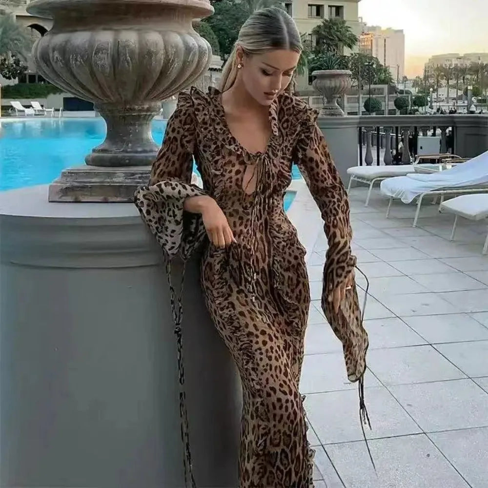 CM | Vestido largo con estampado de leopardo, volantes y abertura alta