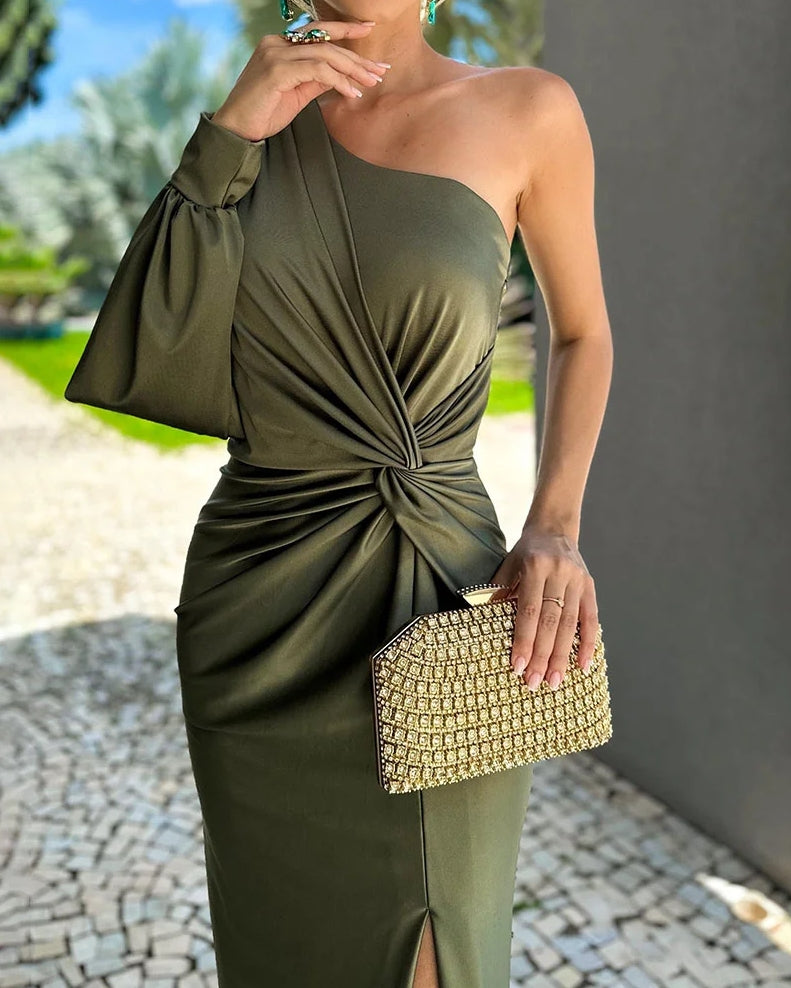 CM | Elegante vestido largo de una manga con abertura alta perfecto para fiestas y ocasiones especiales