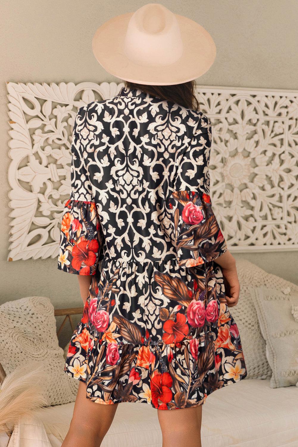 CM | Elegancia con un minivestido negro de mujer de aire vintage