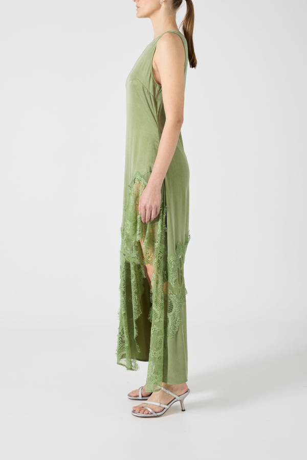 CM | Pretty Soul maxi vestido de encaje satinado con amplio escote y abertura irregular en el bajo
