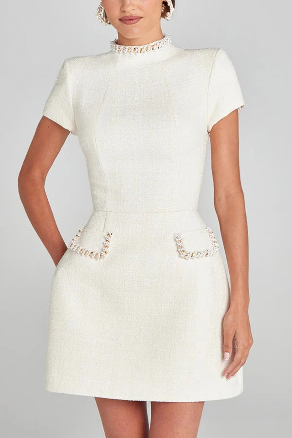 CM | Exquisito y juguetón minivestido de manga corta con bolsillos en tejido de tweed con cuentas