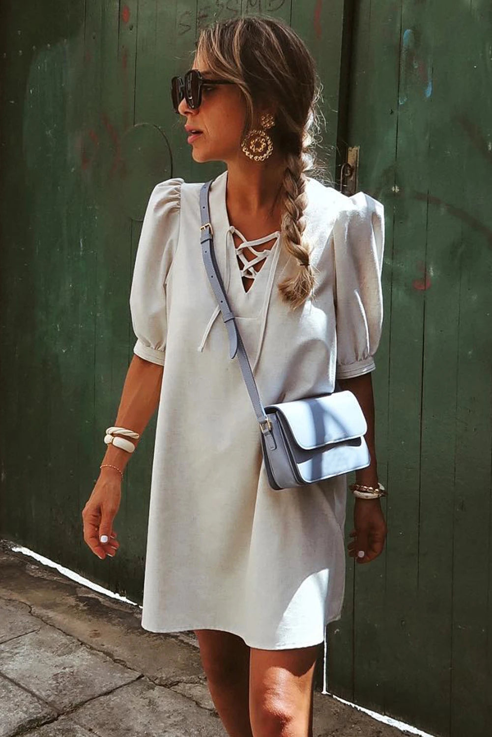CM | Vestido corto de encaje beige con cuello en V y manga burbuja