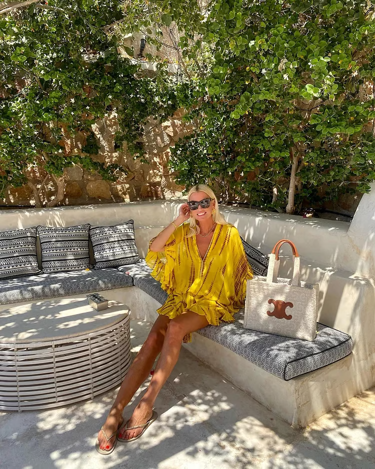CM | Minivestido chic con escote alto en V