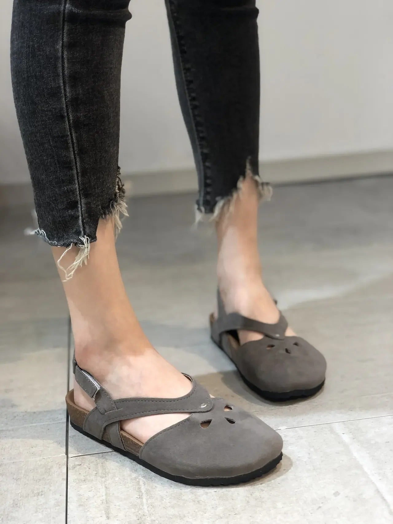 CM | Sandalias con tiras en la espalda