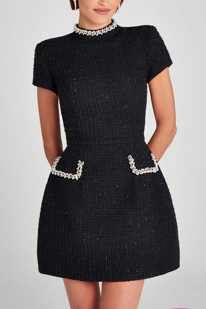 CM | Exquisito y juguetón minivestido de manga corta con bolsillos en tejido de tweed con cuentas