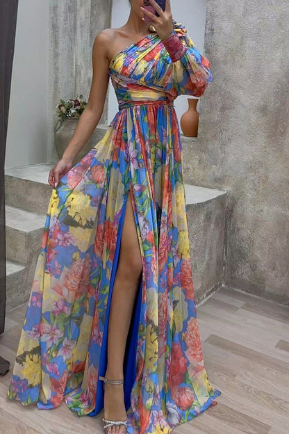 CM | Let's Elope Maxivestido plisado con un hombro y abertura, estampado floral