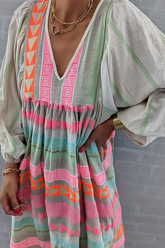 CM | Vestido midi de rayas rosas con llave griega y collar naranja