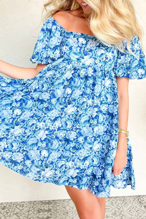 CM | Minivestido babydoll floral azul con mangas abullonadas