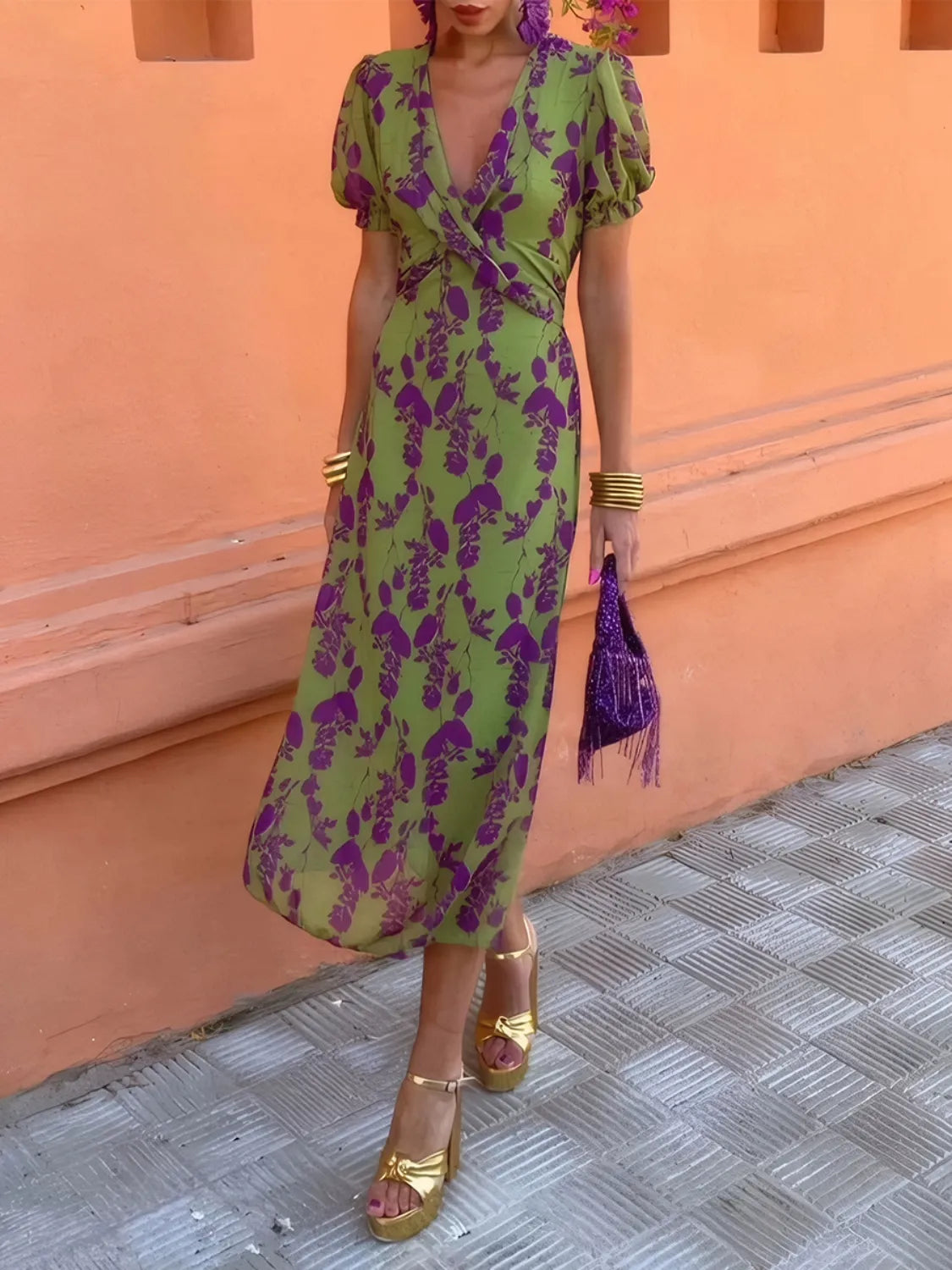 CM | Vestido midi estampado de manga corta y escote pronunciado