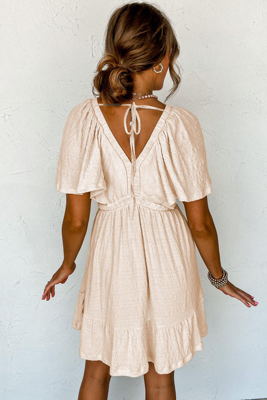 CM | Minivestido beige texturizado con profundo escote en V para mujeres con estilo